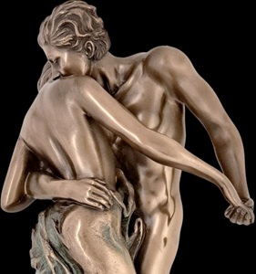 Romantisk skulptur af nøgent dansende par i vals – perfekt gave til hende